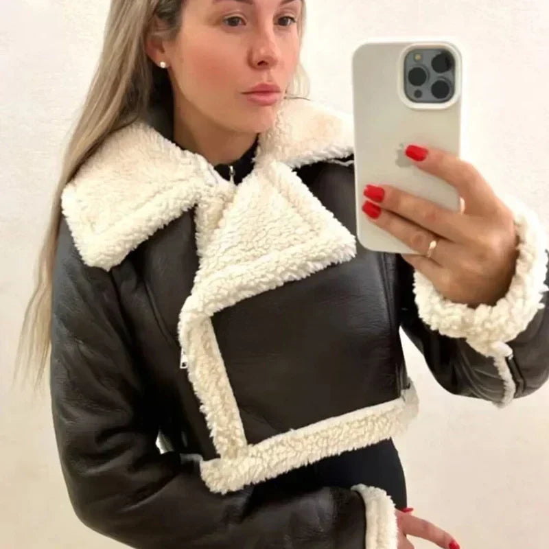 Hanne | Bikerjakke i kunstlæder med teddykrave