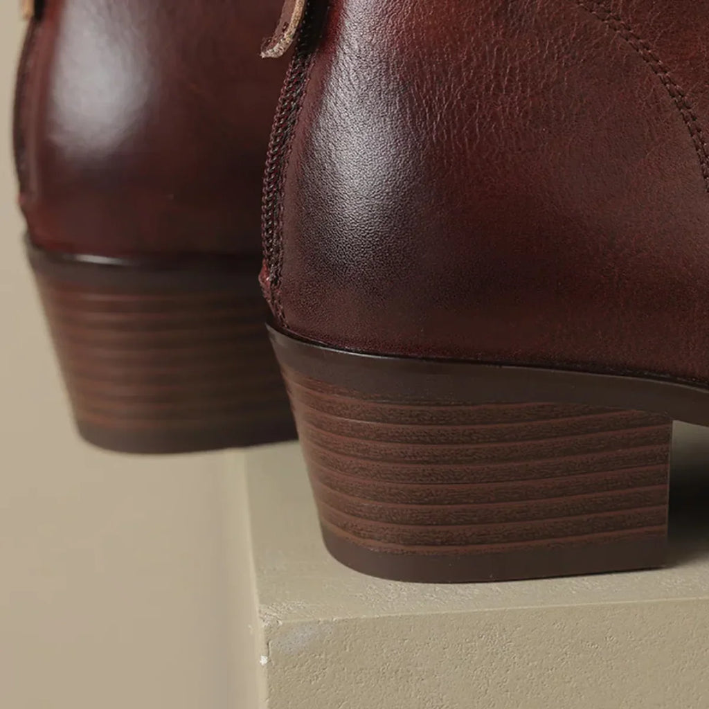 Cathrine | Spidse støvletter med lav hæl